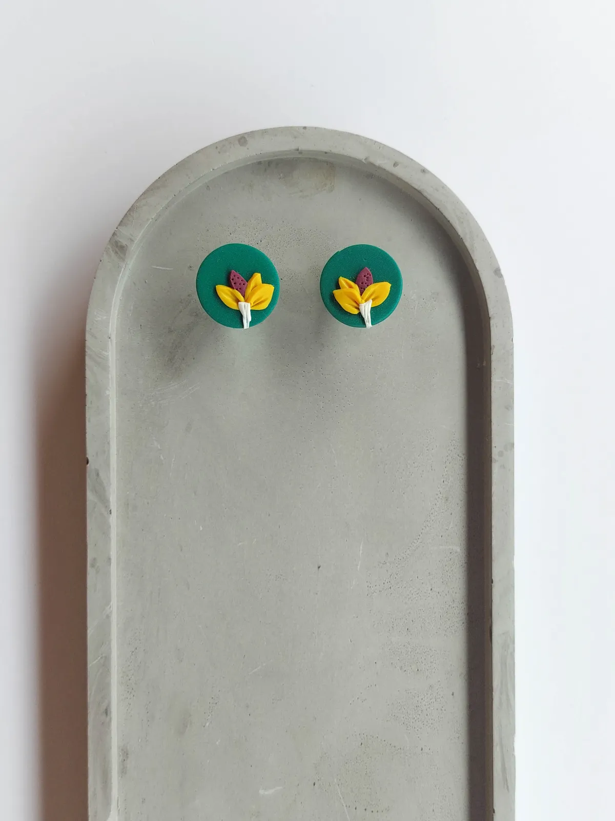 DOTS zöld virágos bedugós fülbevaló