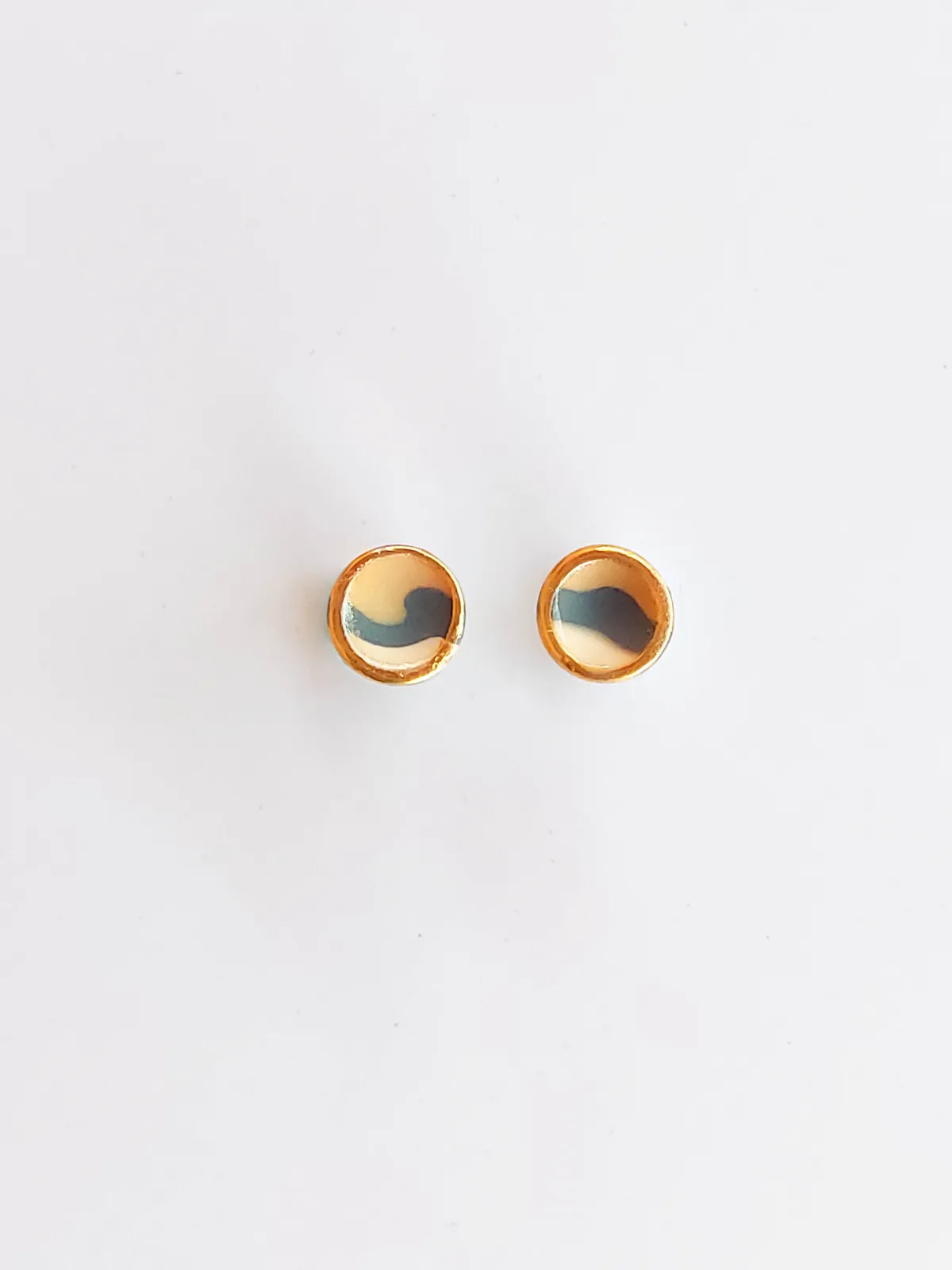 STRATA szürke sárga csíkos bedugós fülbevaló