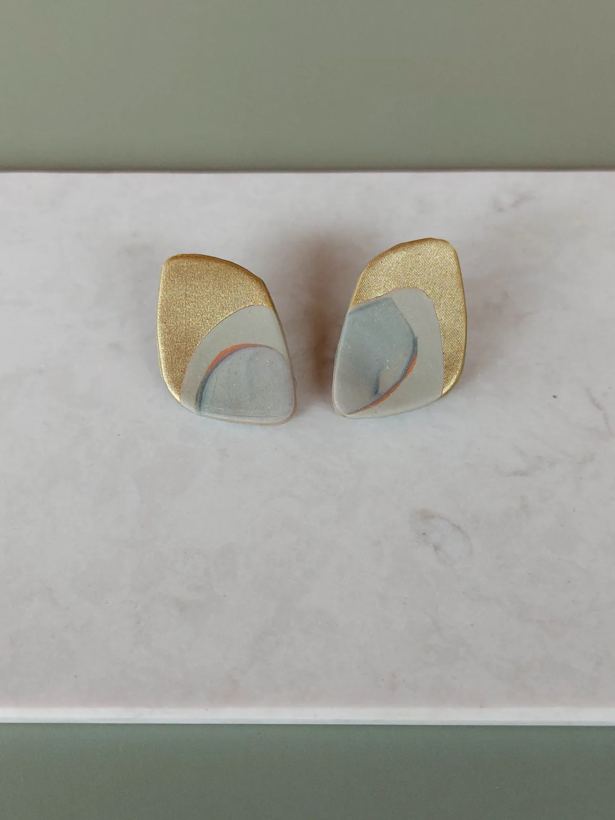 URBAN ECHO arany aszimetrikus bedugós fülbevaló