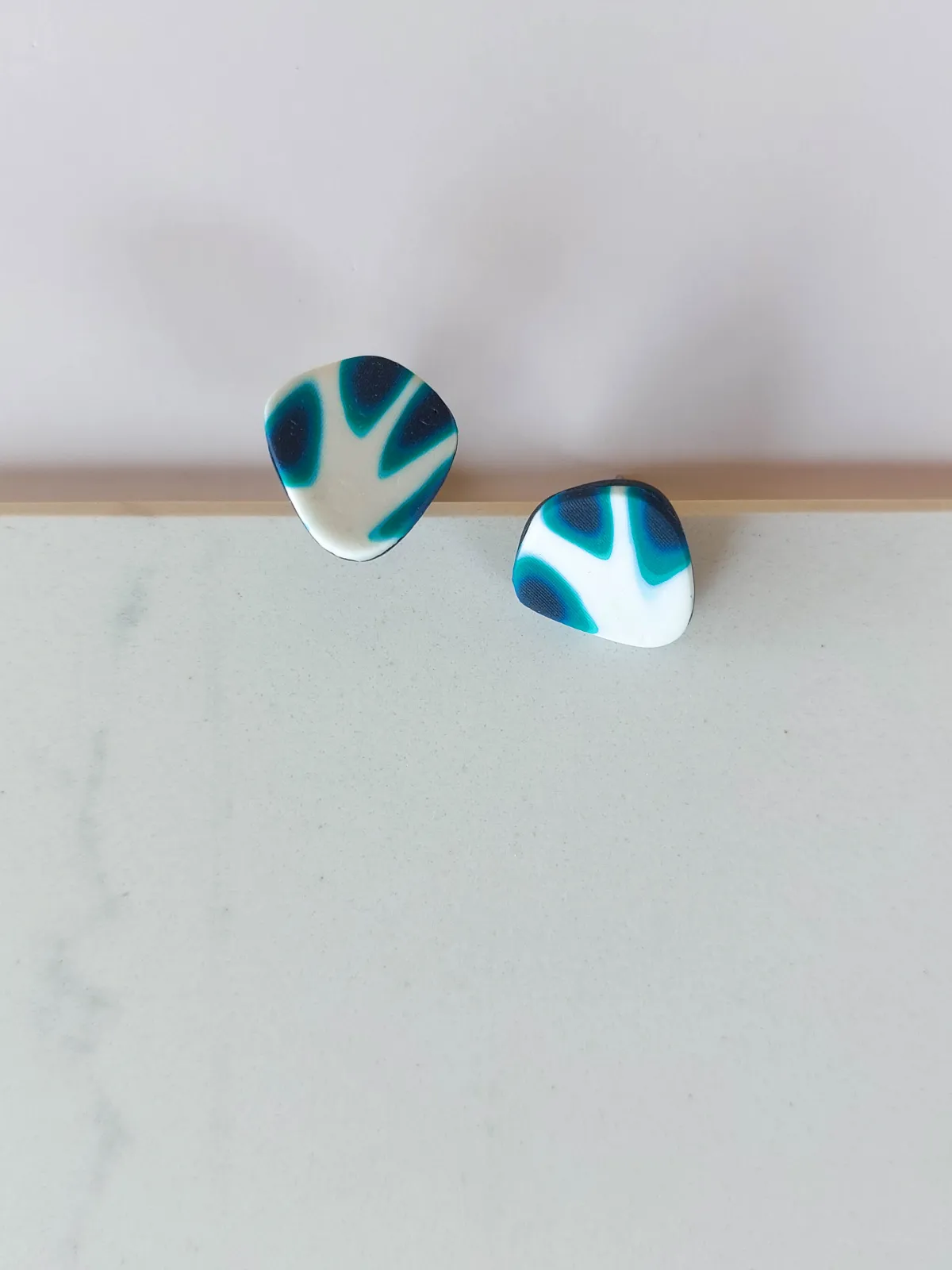 URBAN ECHO neon mintás bedugós fülbevaló