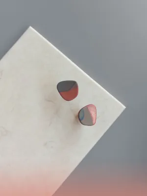 DOTS bronz és szürke bedugós fülbevaló