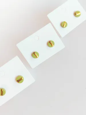 DOTS zöld virágos bedugós fülbevaló