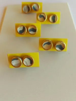 STRATA szürke sárga csíkos bedugós fülbevaló