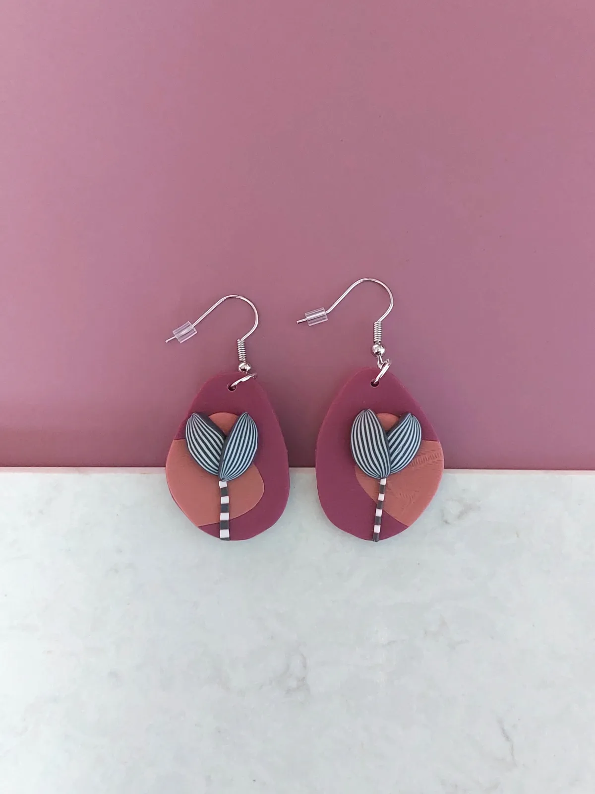 PIXIE bordó lógós fülbevaló