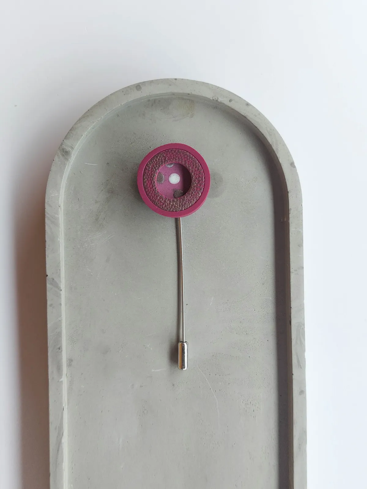 PLAY kinetikus egyedi kitűző mályva színben