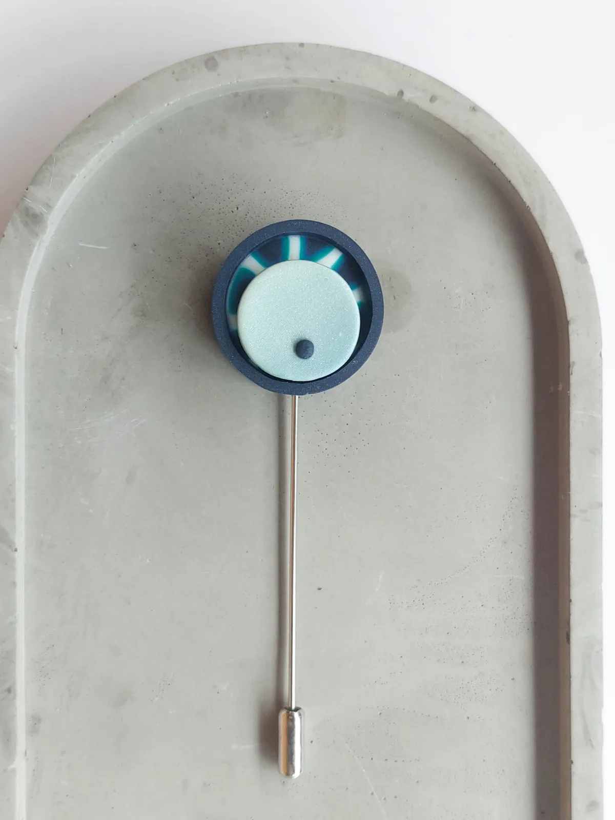 PLAY kinetikus egyedi kitűző kék színben