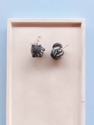 CATZ szürke csíkos cica lógós fülbevaló