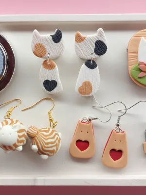 CATZ szürke csíkos dobozzal játszó cica lógós fülbevaló