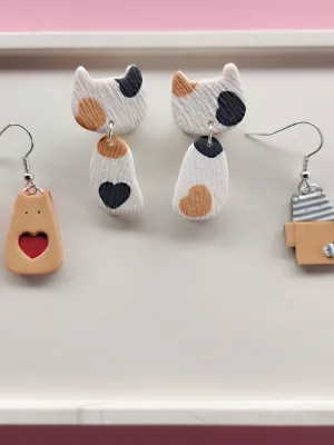 CATZ szürke csíkos dobozzal játszó cica lógós fülbevaló