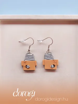 CATZ szürke csíkos dobozzal játszó cica lógós fülbevaló