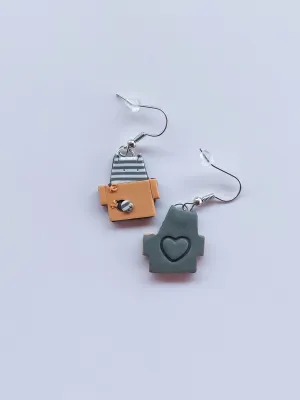 CATZ szürke csíkos dobozzal játszó cica lógós fülbevaló