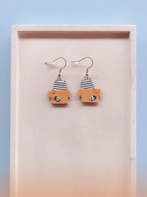 CATZ szürke csíkos dobozzal játszó cica lógós fülbevaló