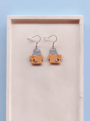 CATZ szürke csíkos dobozzal játszó cica lógós fülbevaló