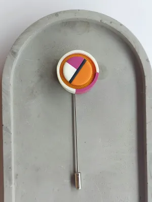 PLAY kinetikus egyedi kitűző geometrikus mintával