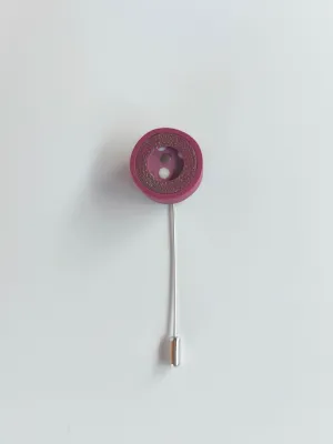 PLAY kinetikus egyedi kitűző mályva színben