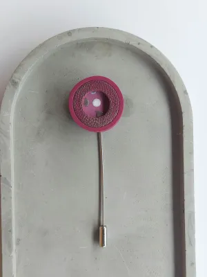 PLAY kinetikus egyedi kitűző mályva színben