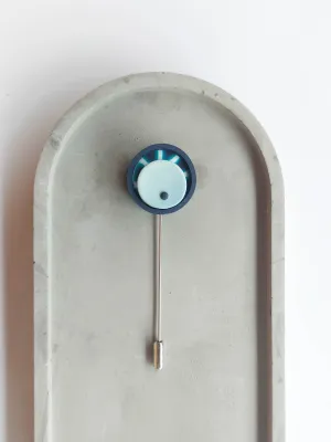 PLAY kinetikus egyedi kitűző kék színben