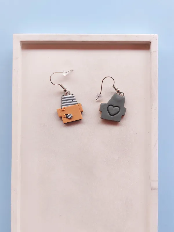 Termék CATZ szürke csíkos dobozzal játszó cica lógós fülbevaló Kép