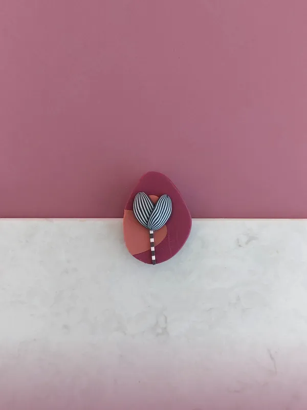 Termék PIXIE bordó kitűző Kép