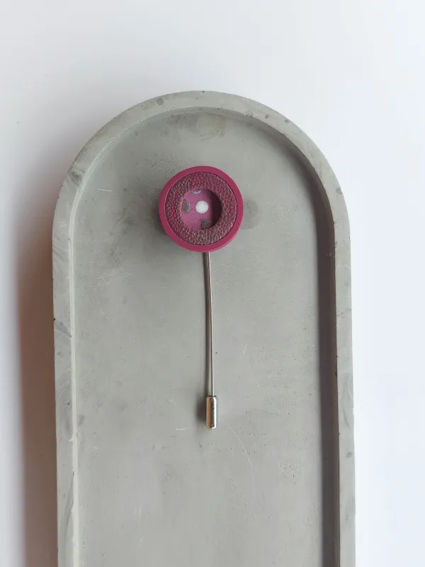 Termék PLAY kinetikus egyedi kitűző mályva színben Kép